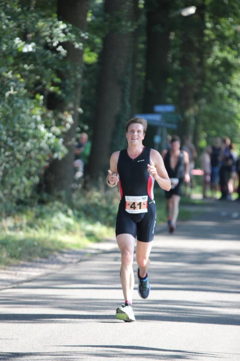 Een vrouw rent een marathon op de weg.