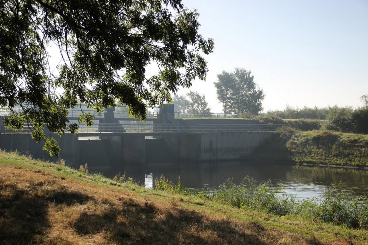 Een brug over een rivier met bomen op de achtergrond