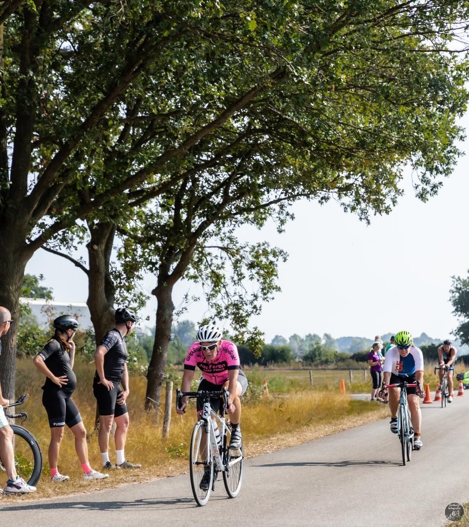 Een groep mensen fietst over een weg.