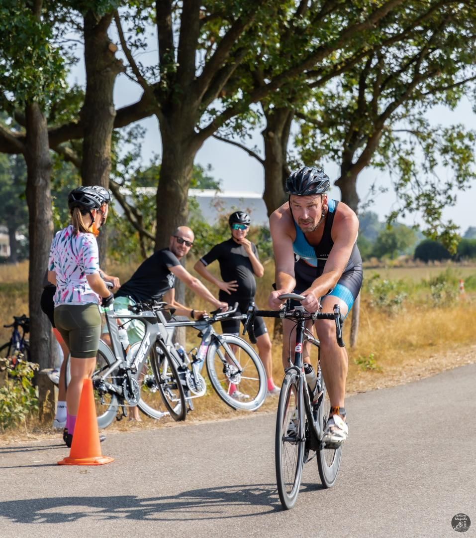Een man fietst over een weg