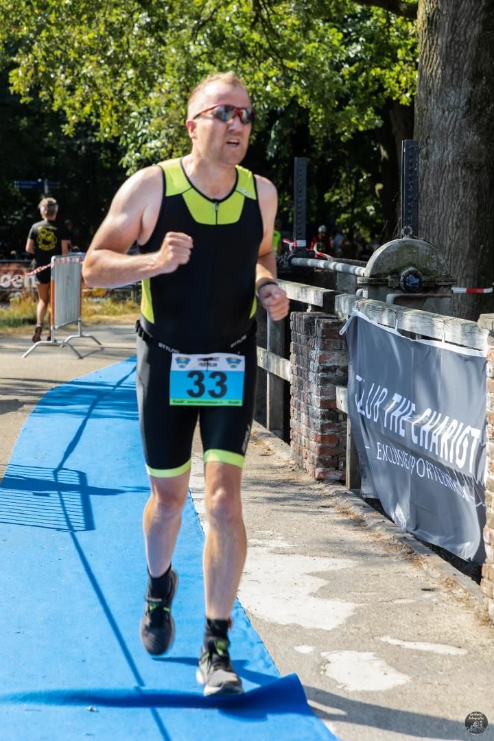 Een man doet mee aan een race met nummer 33 op zijn startnummer.
