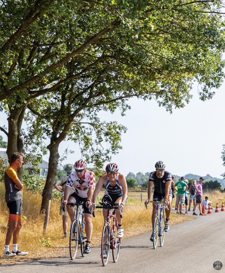 Een groep mensen fietst over een weg