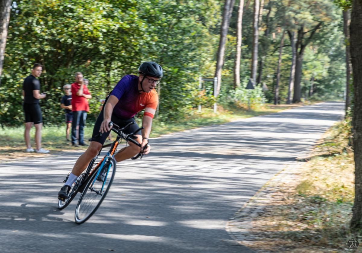 Een man fietst over een weg.
