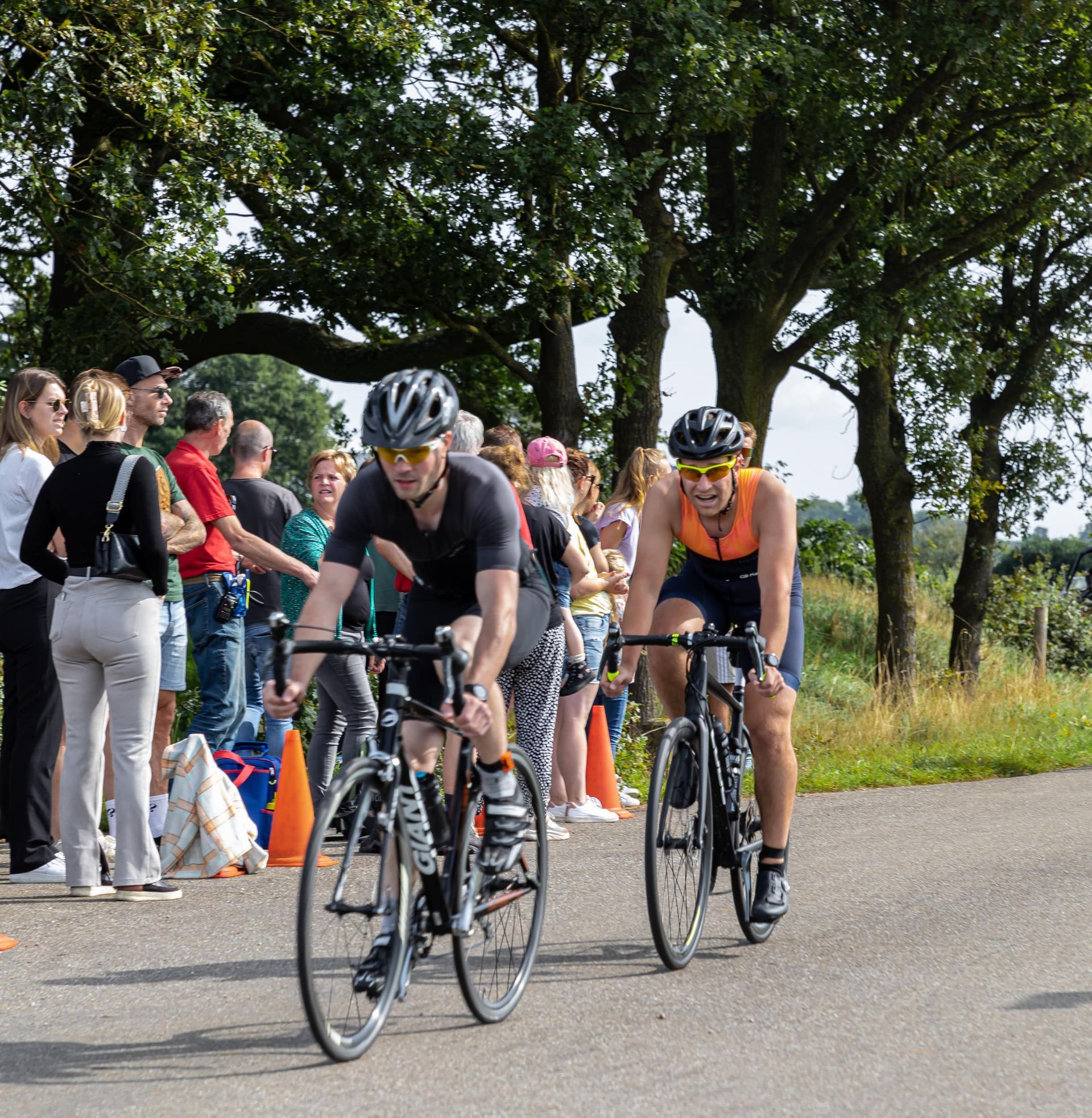 Een man en een vrouw fietsen over een weg