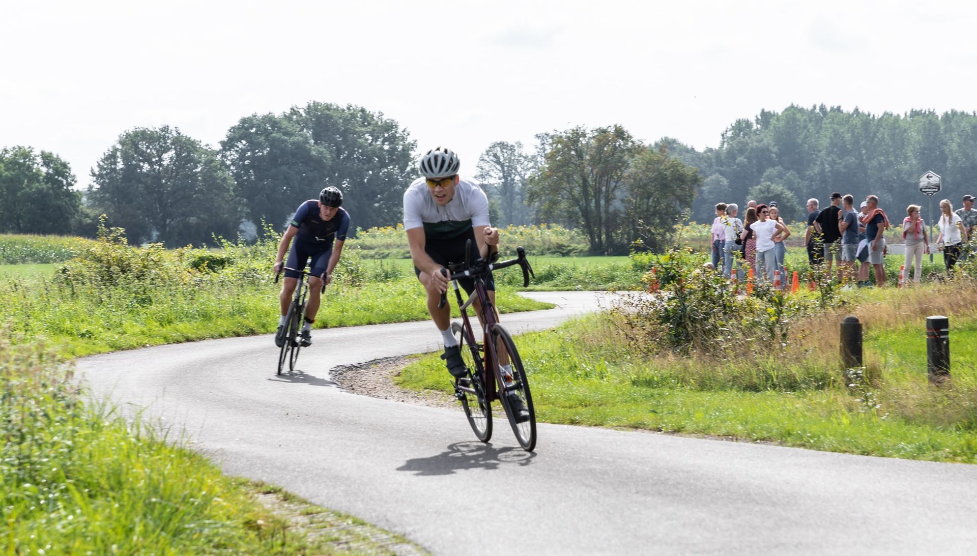 Een groep mensen fietst over een weg.