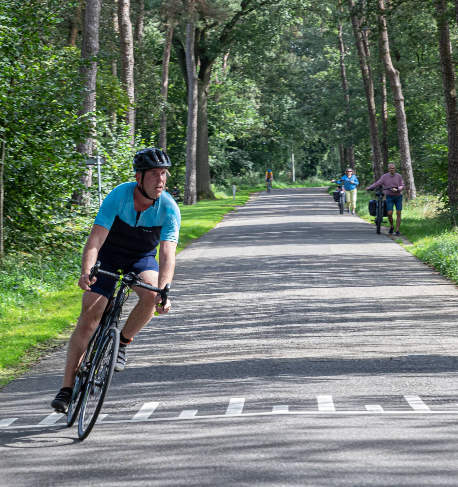 Een man fietst over een weg.