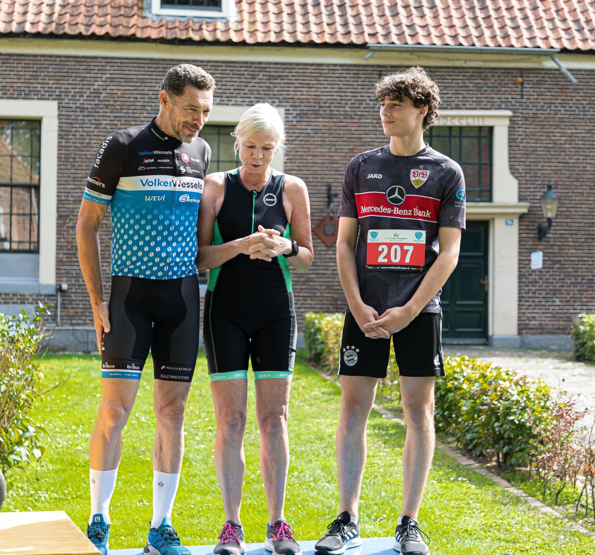 Prijsuitreiking Triathlon Eibergen 2023. Een man met het nummer 207 op zijn shirt