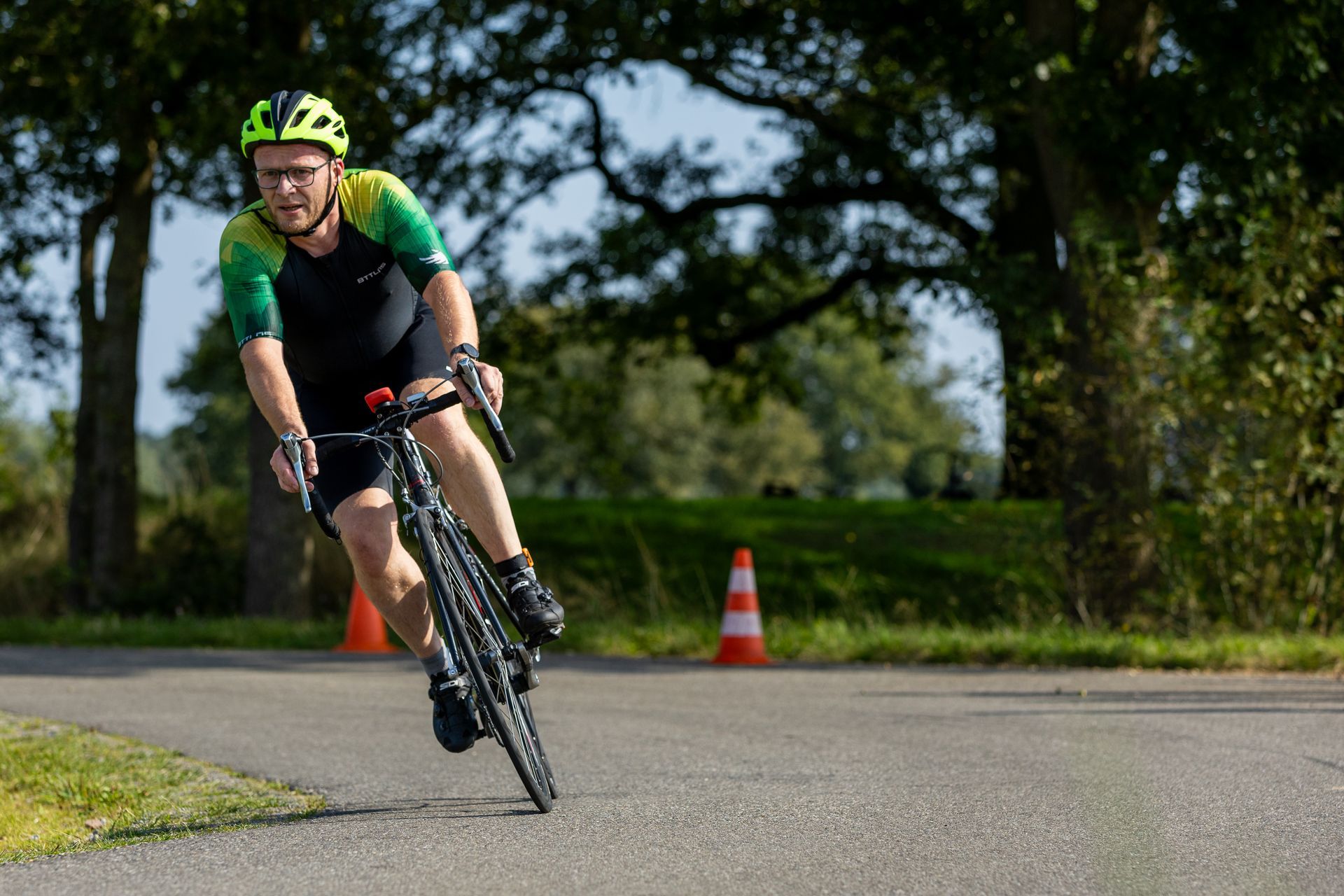 Een man fietst over een weg.