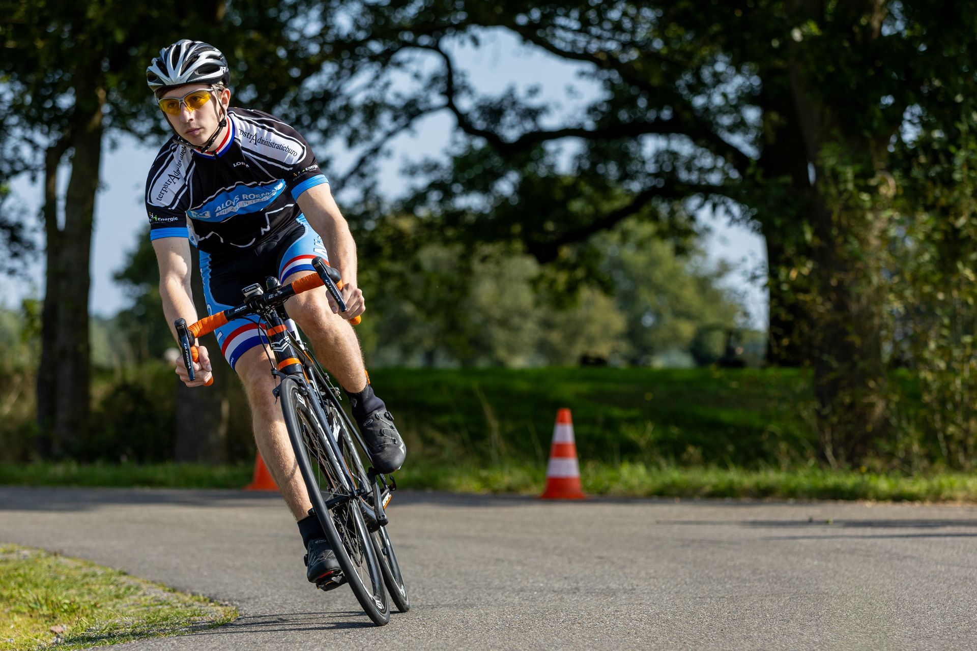 Een man fietst over een weg.