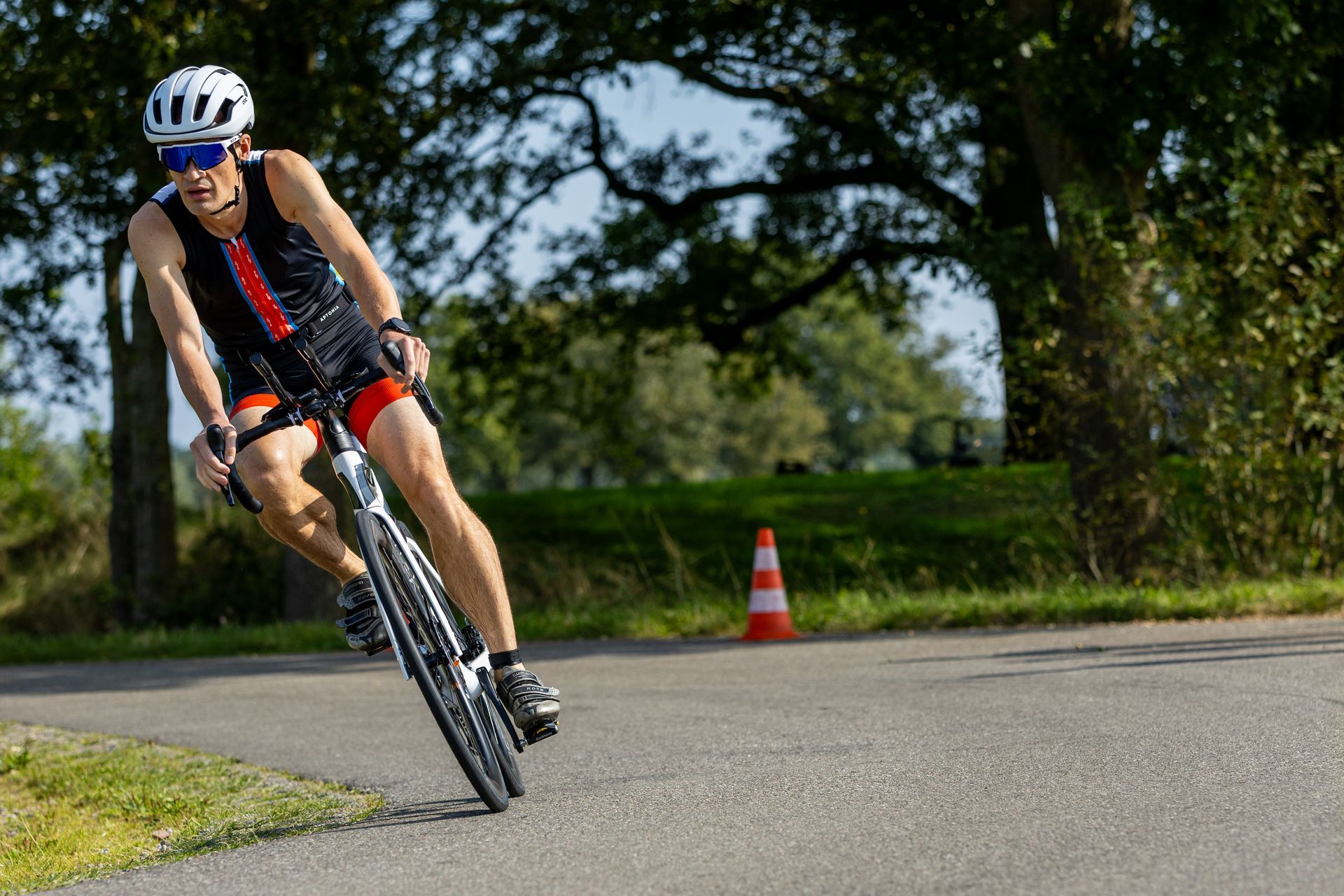 Een man fietst over een weg.