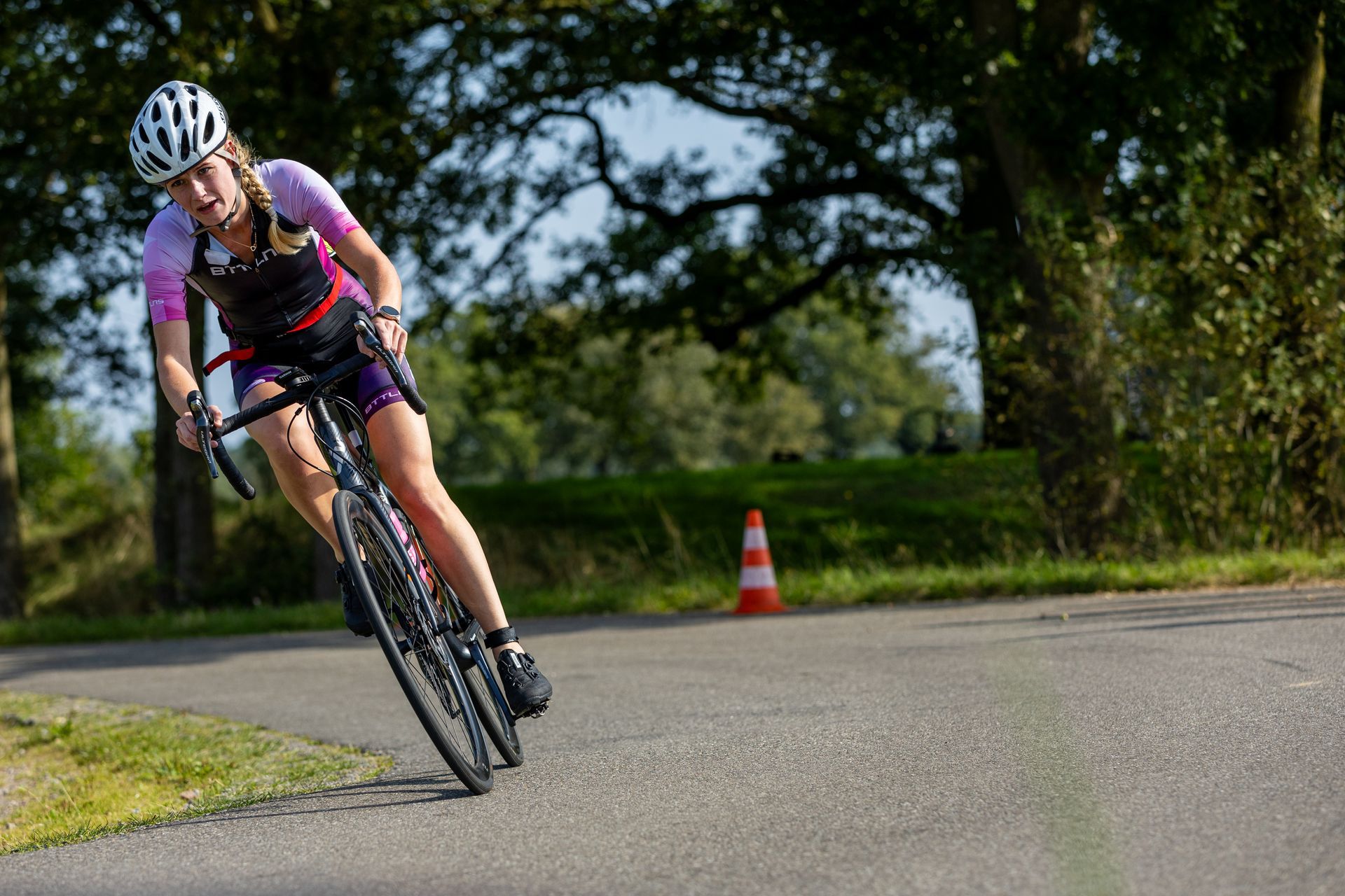 Een vrouw fietst over een weg.