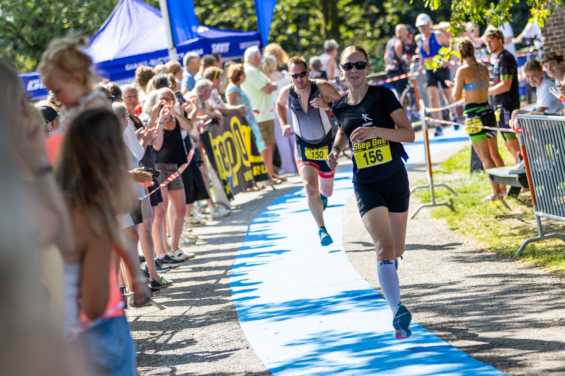 Een groep mensen doet mee aan een triatlon.