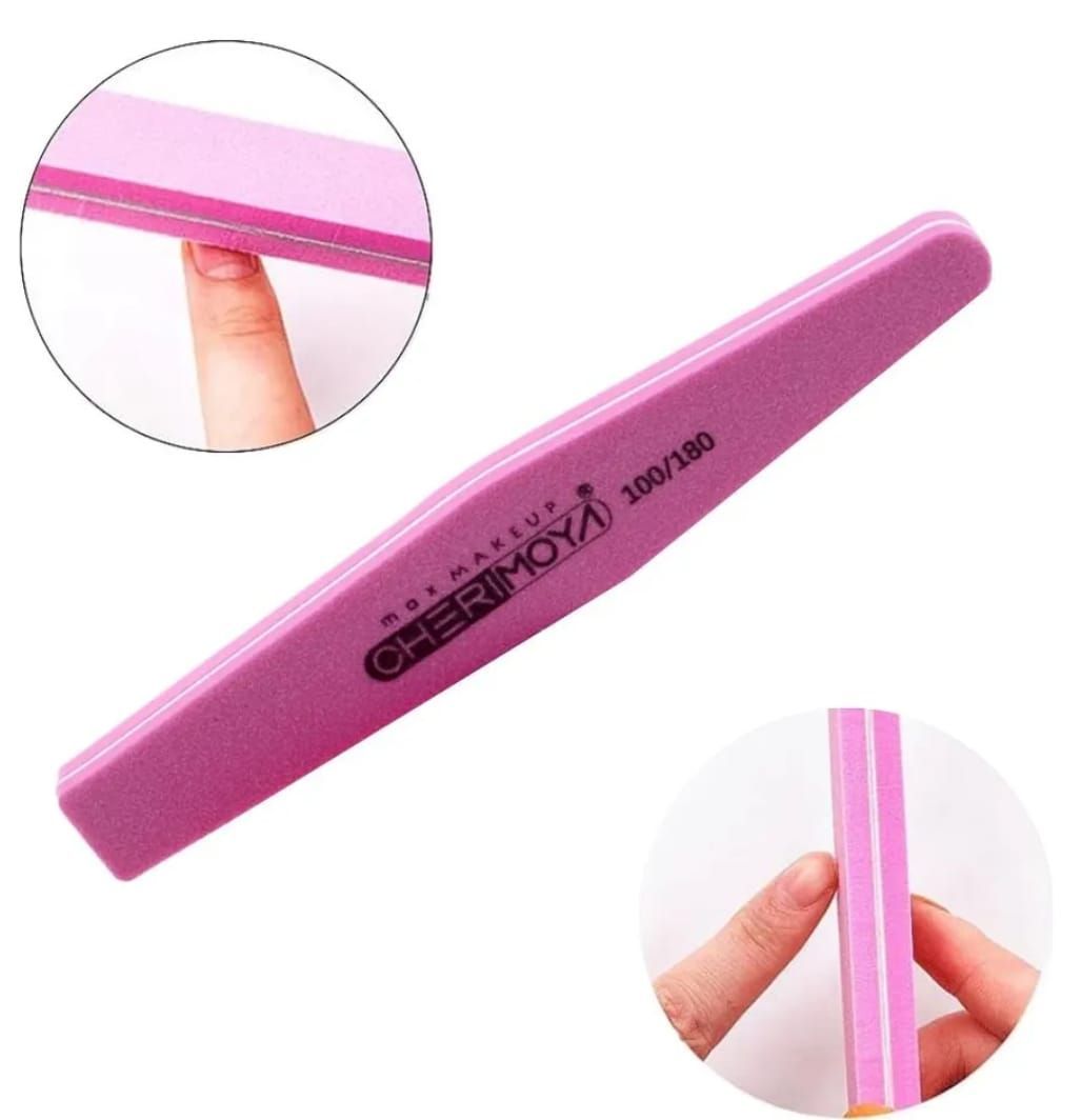 Bloque pulidor de uñas rosa con vistas de cerca de su borde abrasivo rosa en uso.