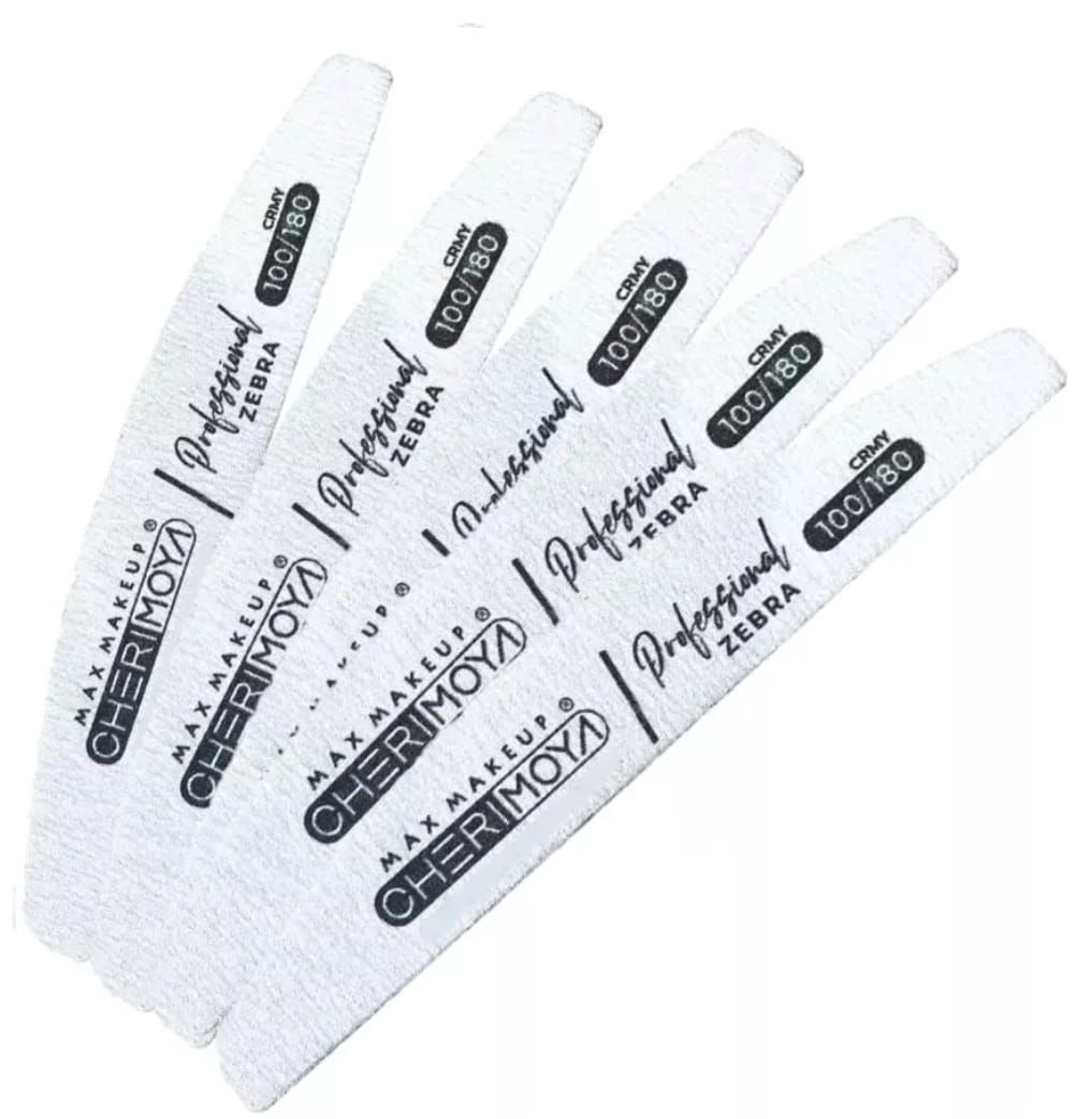Cinco pulseras de tela blanca con texto y logotipos negros, desplegadas en forma de abanico sobre un fondo blanco.