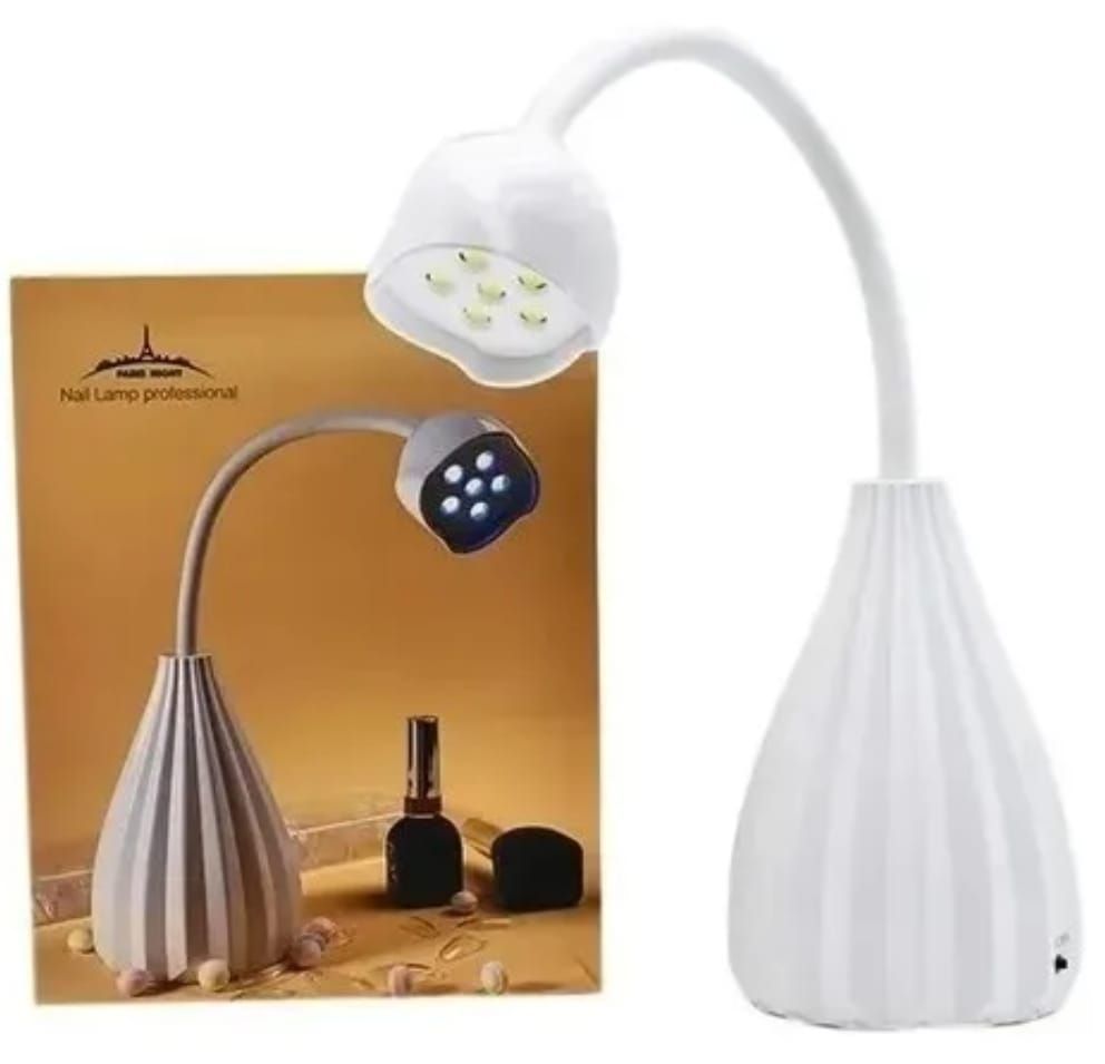 Lámpara blanca de cuello flexible con pantalla plisada junto a una caja de producto sobre un fondo blanco.
