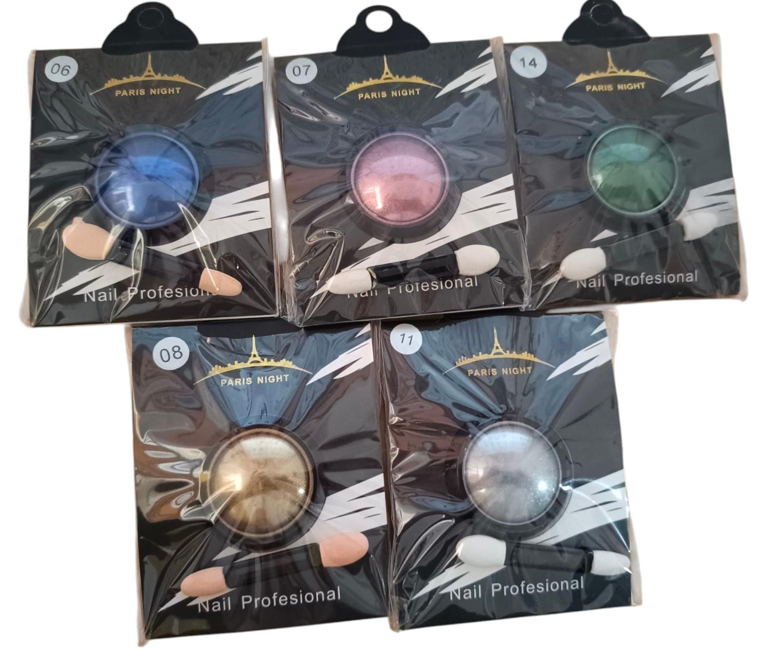 Cinco estuches de cosméticos sellados en envases negros, en colores azul, rosa, verde, dorado y plateado.