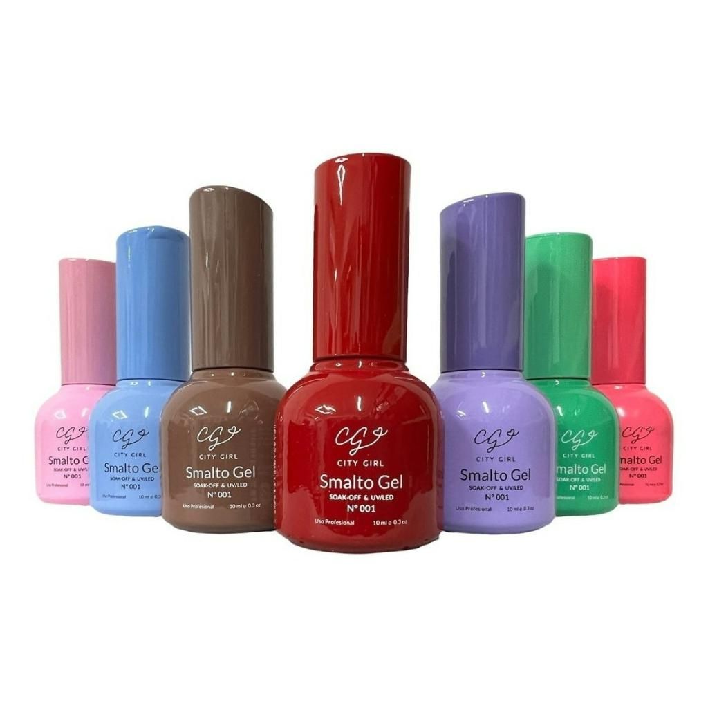 Frascos de esmalte de uñas de colores dispuestos en fila sobre un fondo blanco.
