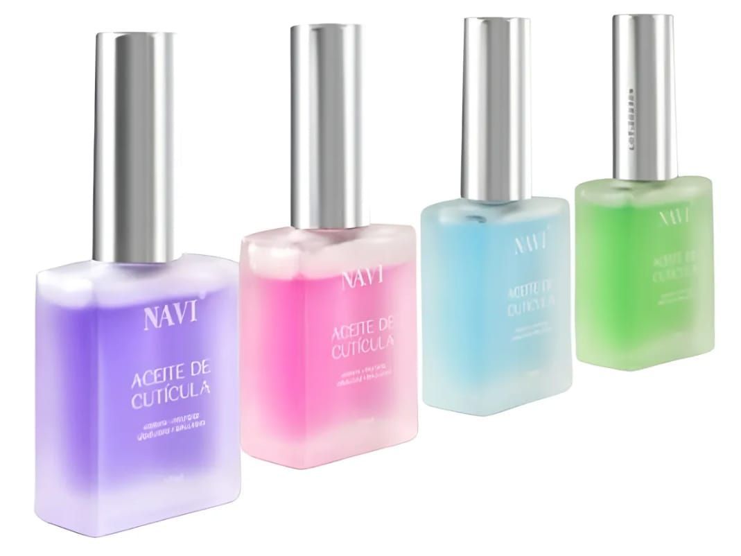 Cuatro frascos de esmalte de uñas en tonos pastel de morado, rosa, azul y verde con tapas plateadas sobre fondo blanco.