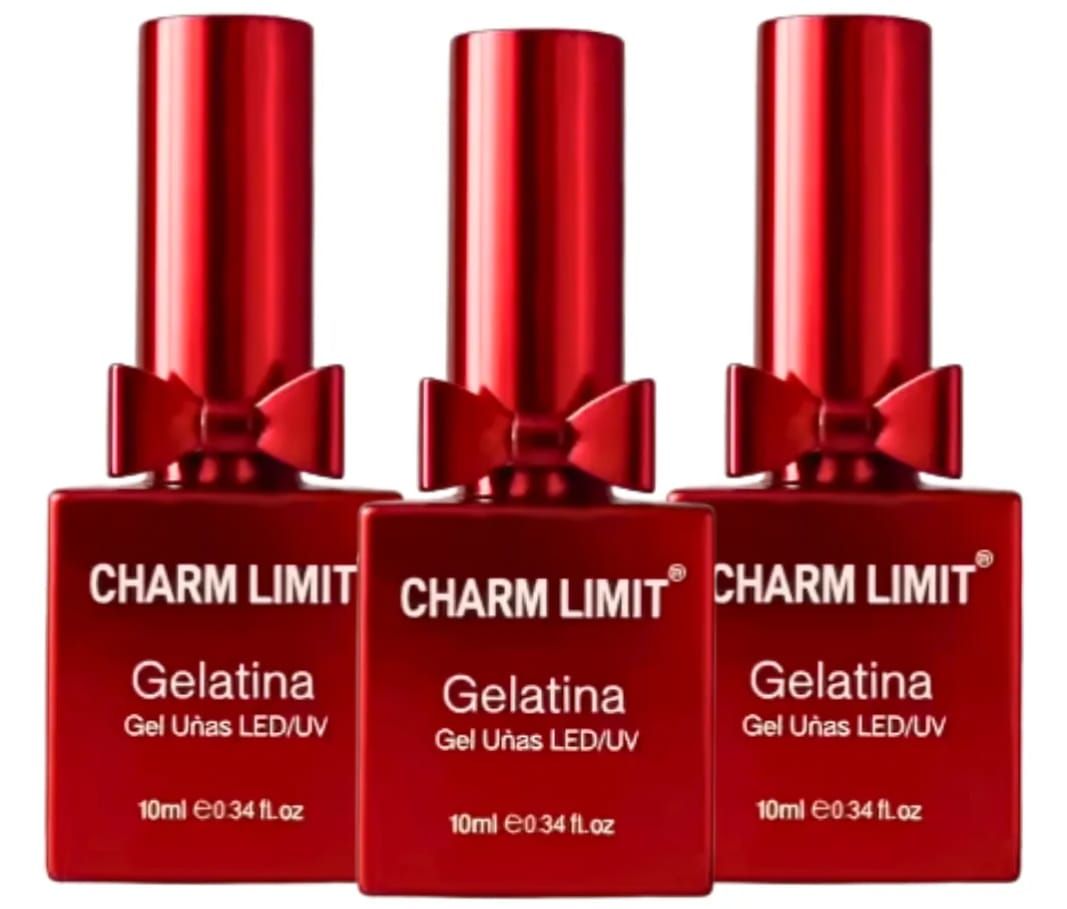 Tres frascos de esmalte de uñas en gel Charm Limit de color rojo con lazos y etiquetas blancas sobre un fondo blanco.