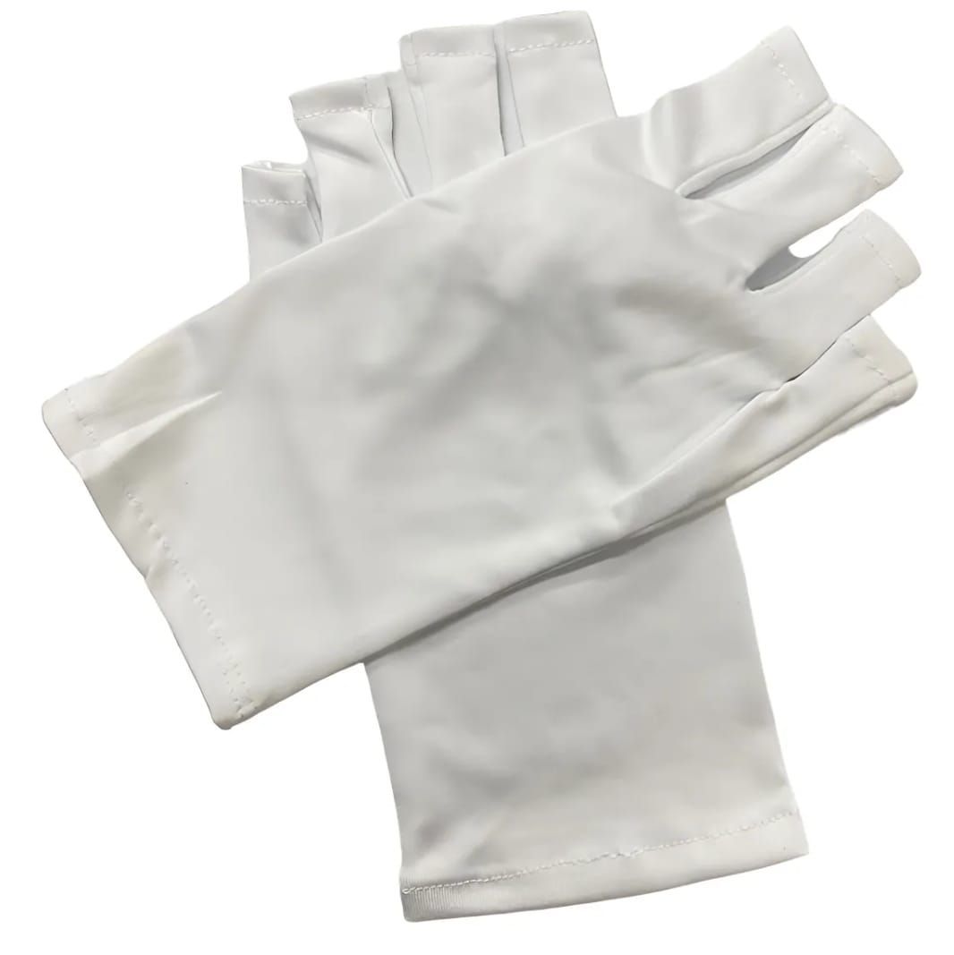 Guantes de algodón blanco apilados sobre un fondo blanco.