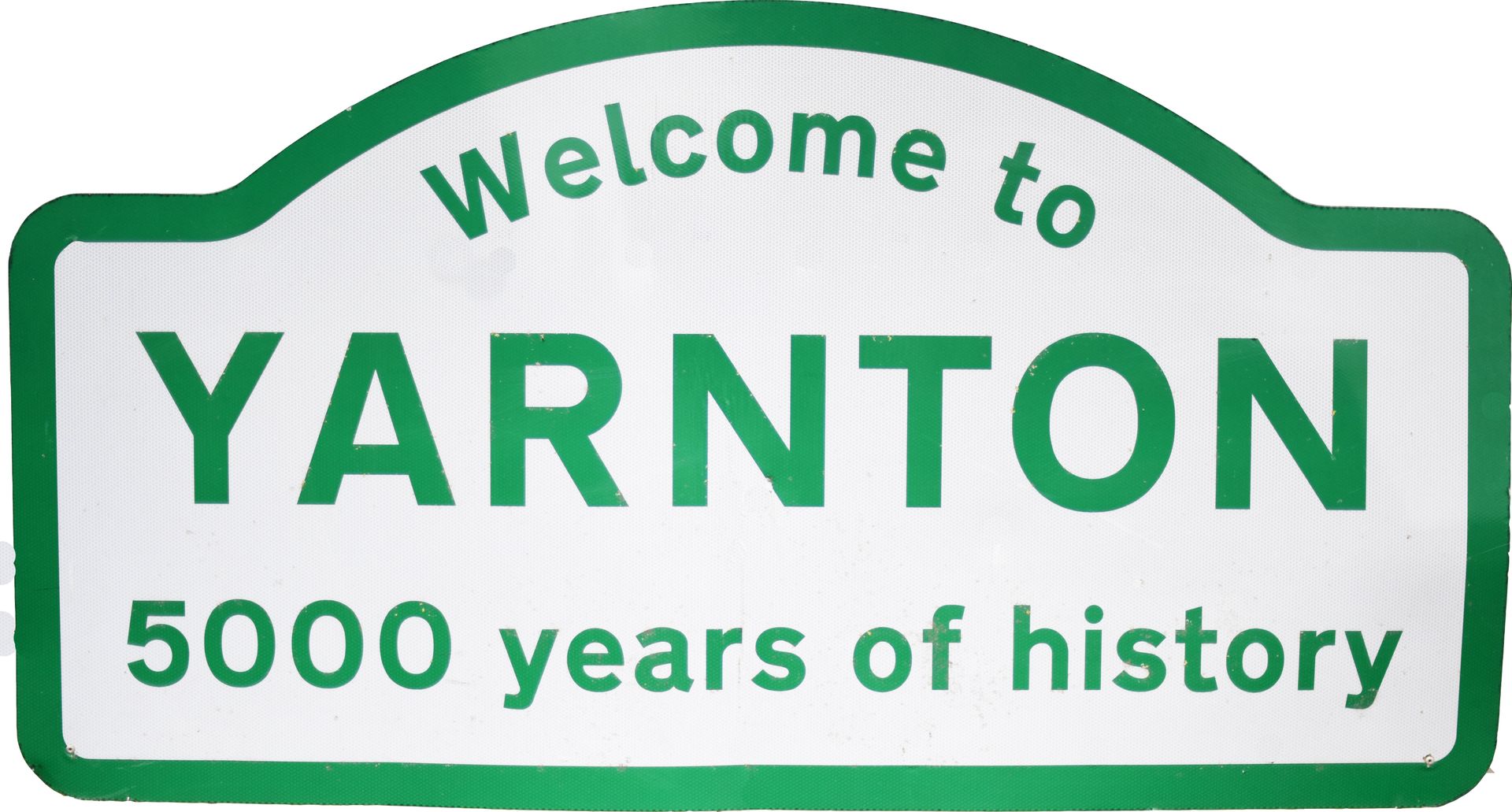A green and white sign that says welcome to Yarnton 5000 years of history