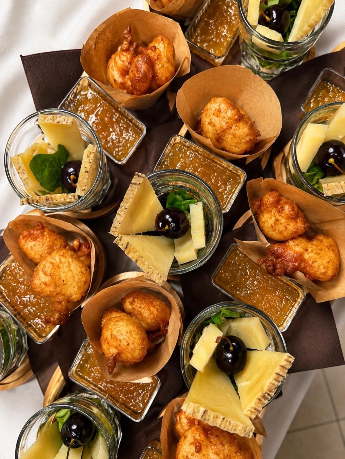 Frittelle ai fiori di sambuco servite durante la degustazione