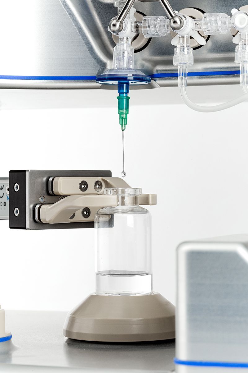 Eine Spritze wird in eine Glasflasche eingeführt.
