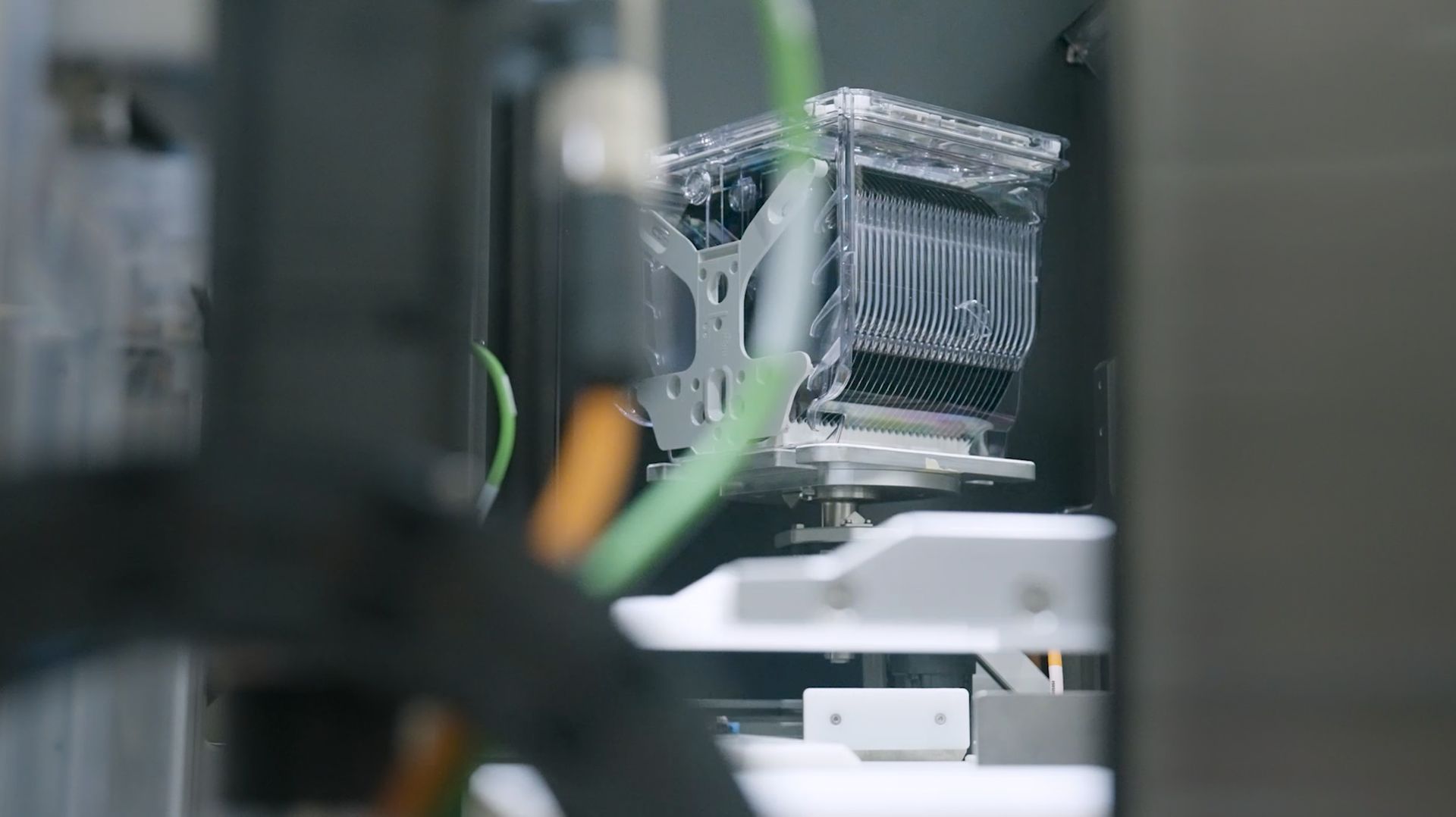 Eine Nahaufnahme eines Computerlüfters in einem Computergehäuse.