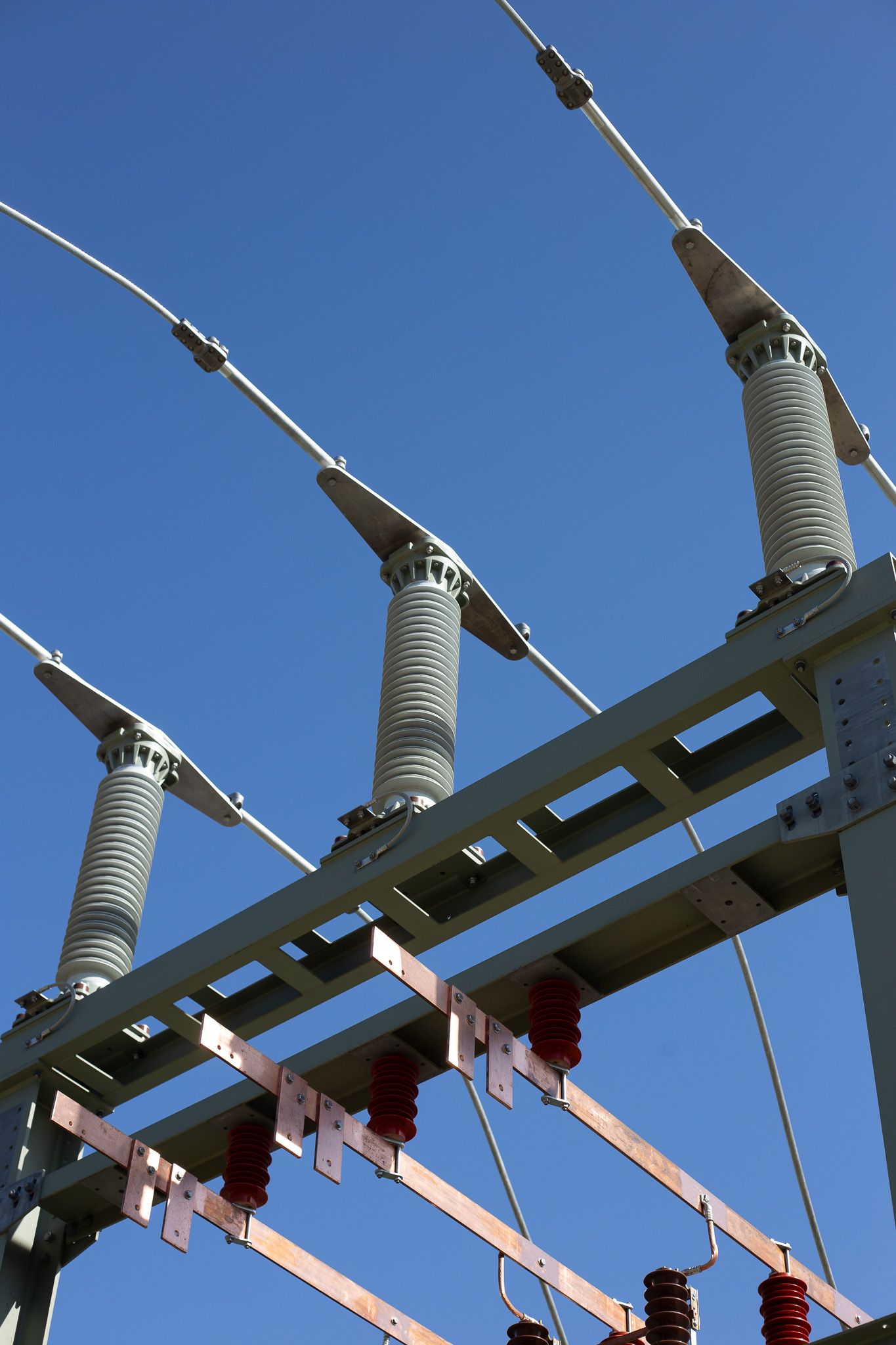 Eine Reihe von elektrischen Transformatoren sind in einer Reihe aufgereiht
