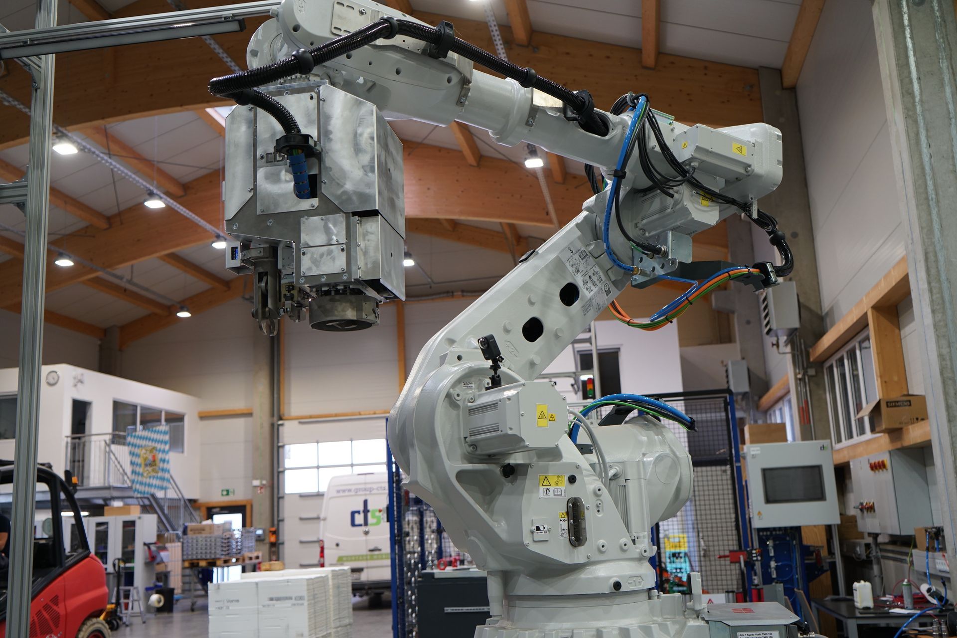 In einer Fabrik steht ein großer Roboterarm.