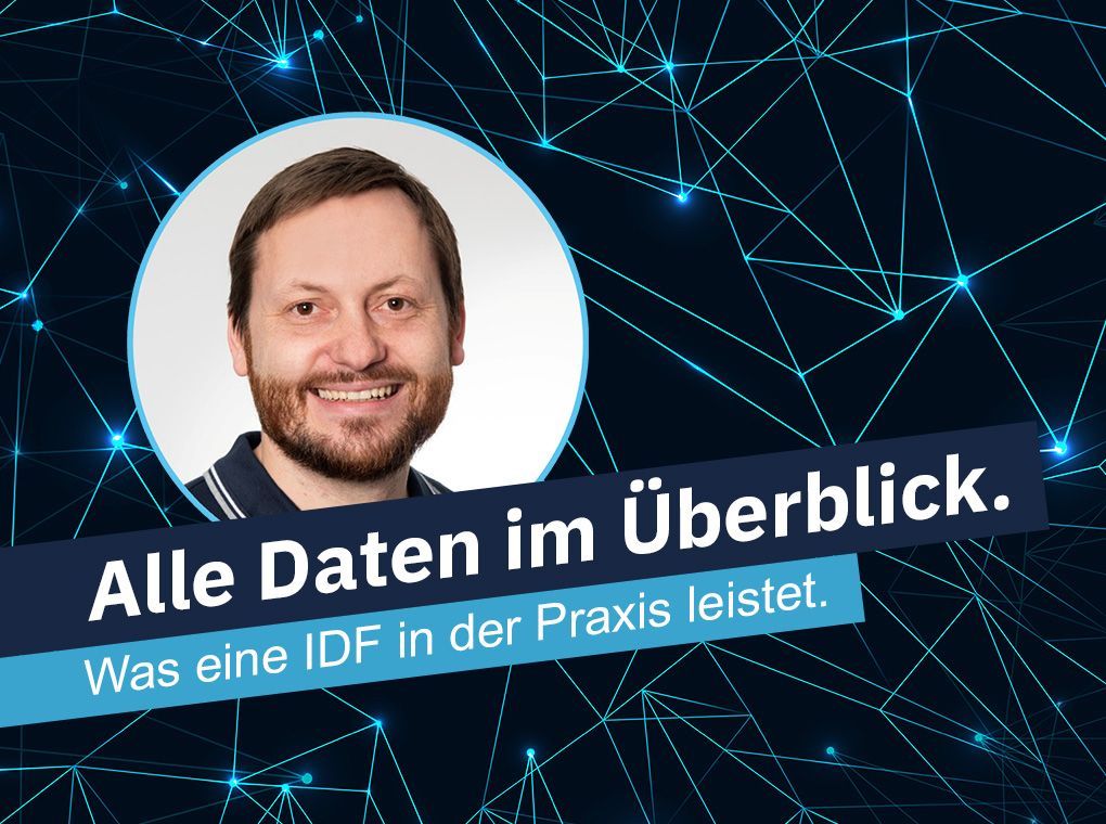 Portrait of a smiling man on a blue tech background with the text “Alle Daten im Überblick. Was eine IDF in der Praxis leistet.”