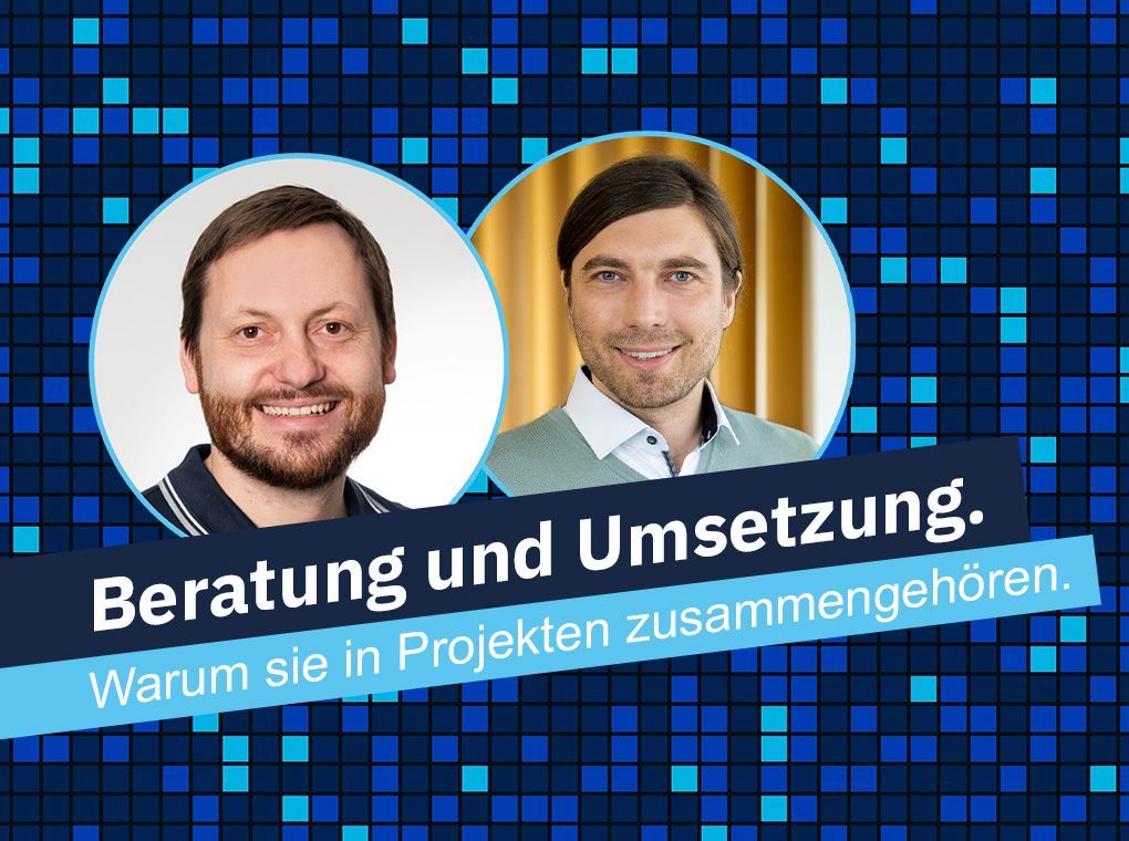 Zwei lächelnde Porträts vor blauem Pixelhintergrund, mit Text: „Beratung und Umsetzung. Warum sie in Projekten zusammengehören.“