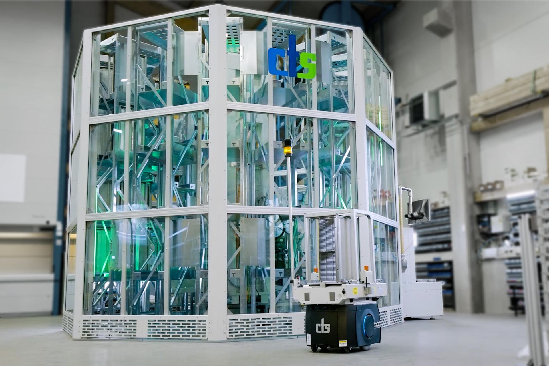 Bild auf ein automatisches Lager mit einem mobilen Roboter davor.