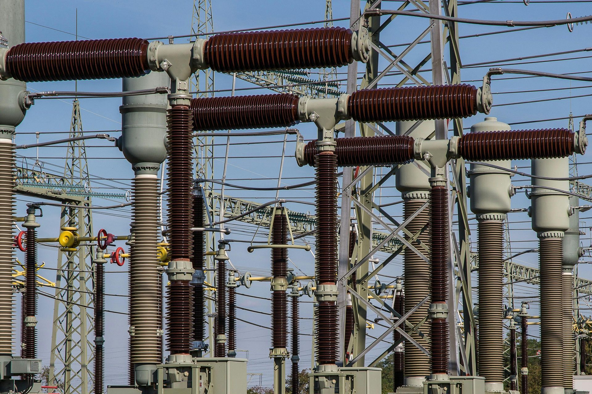 Smart Energy Technology In einer Fabrik sind mehrere Metallrohre übereinander gestapelt.