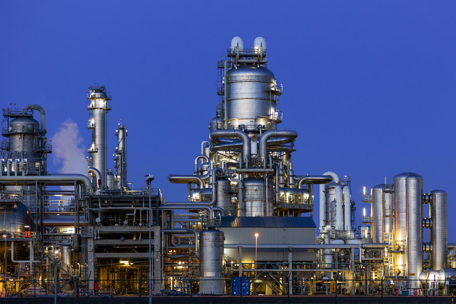 Smart Processes In einer Fabrik sind mehrere Metallrohre übereinander gestapelt.