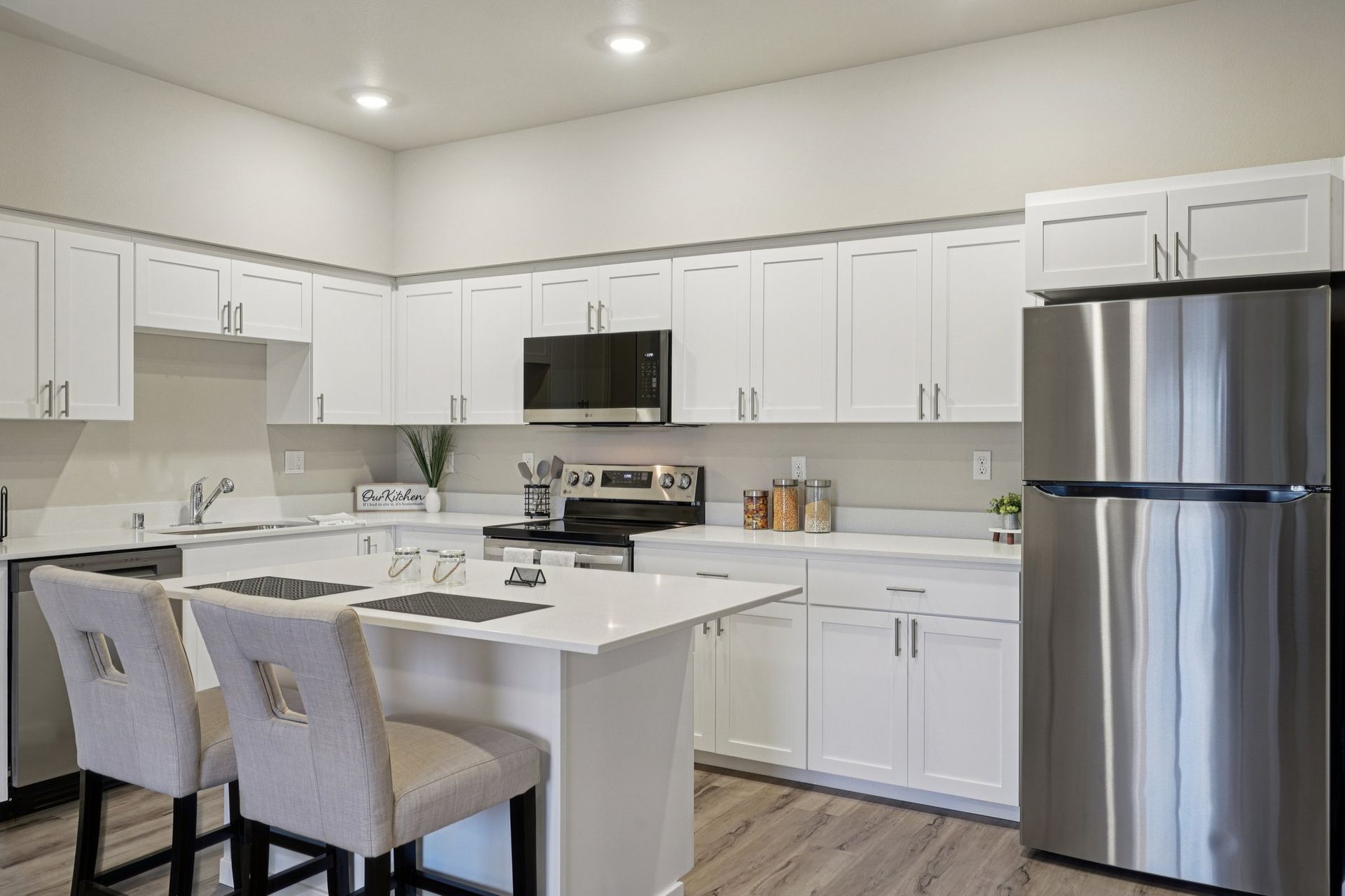 Photo of modern dining area, click here to view Amenities