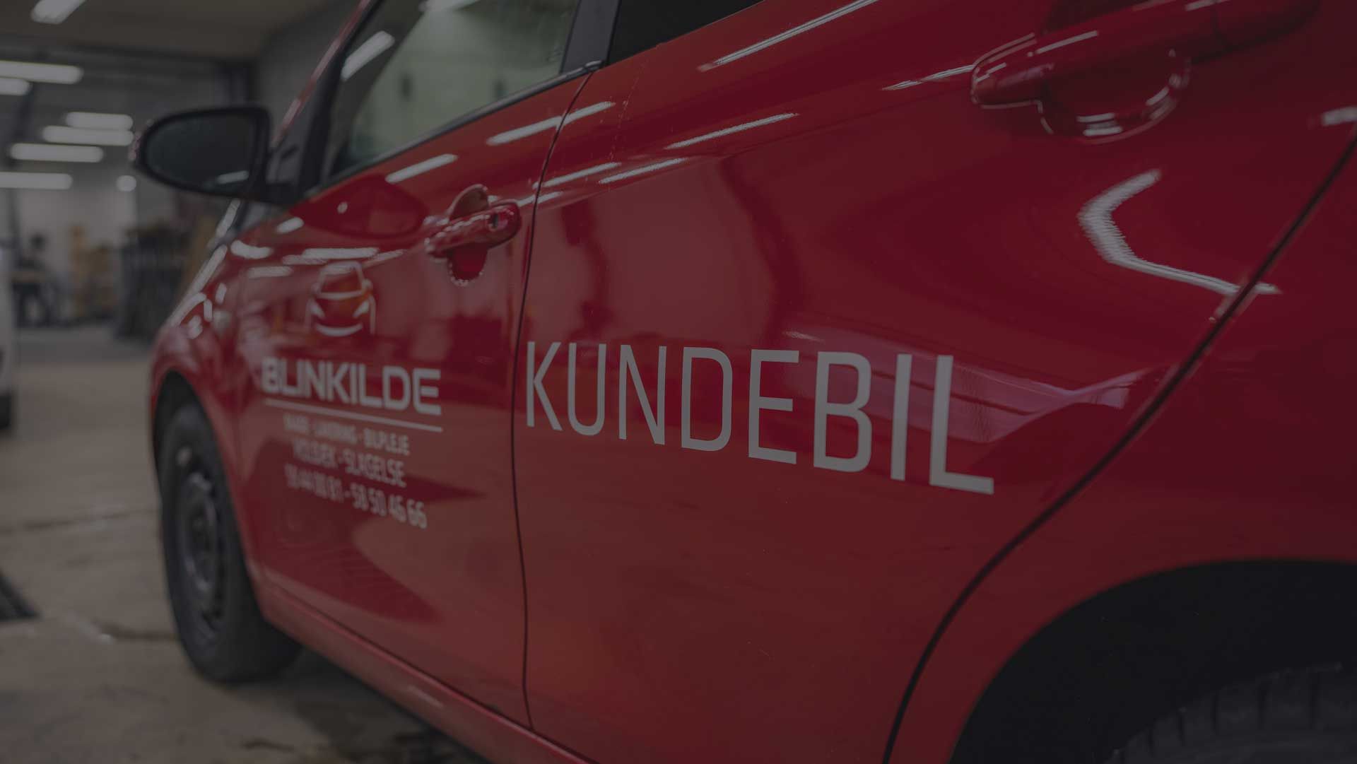 En knallrød lånebil mærket 