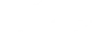En ung person står i et køkken med en skål og en ske i hånden, mens han kigger ned i en kogebog.