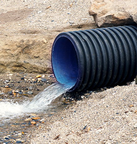 Top’em & Drop’em installed a heavy-duty pipe to redirect stormwater runoff on a property in DeBary, Florida.