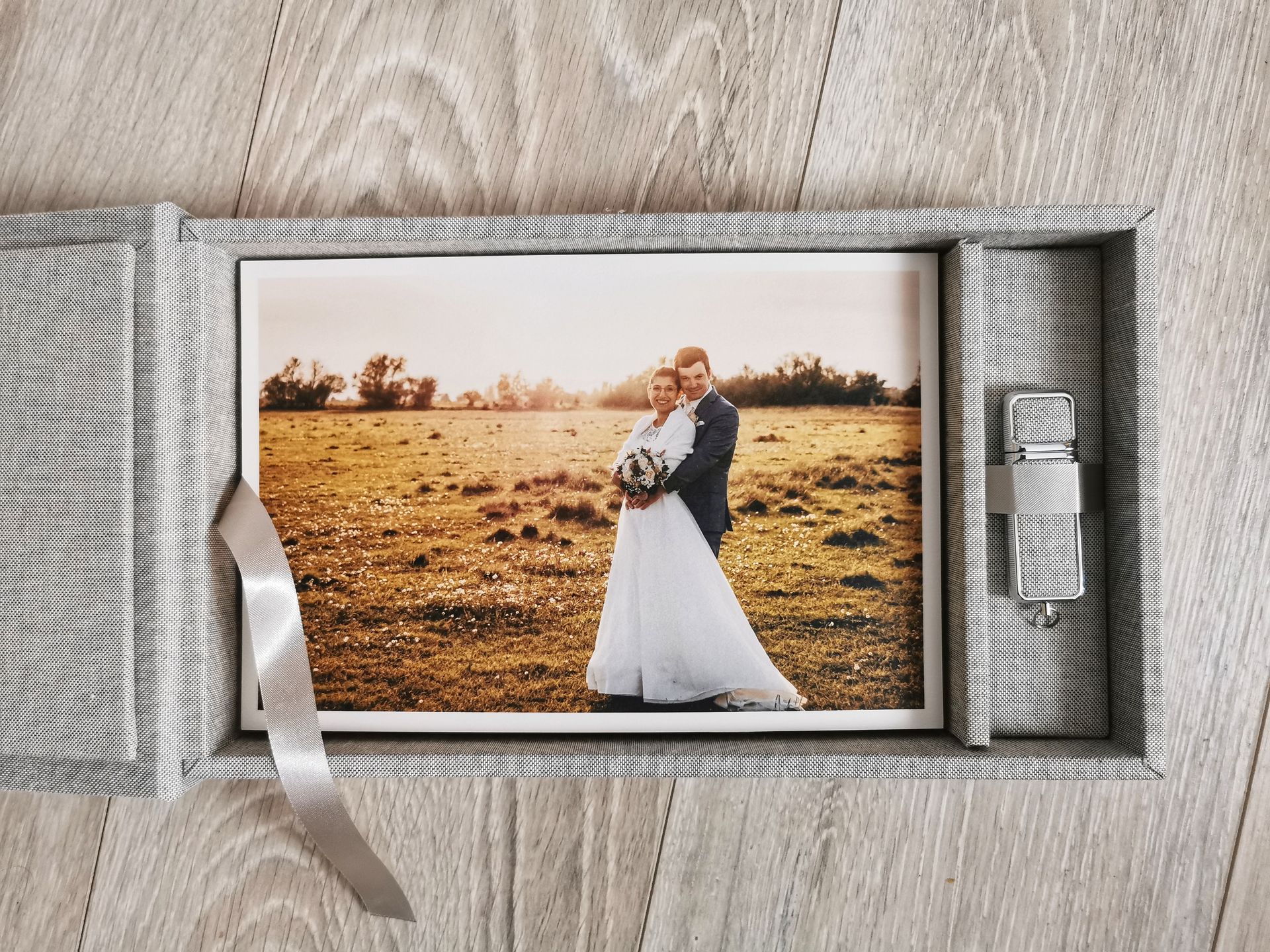 Hochzeitsfoto in einer Geschenkbox