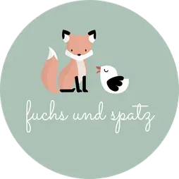 Niedliches Fuchs- und Vogellogo in einem hellgrünen Kreis mit dem Text „fuchs und spatz“