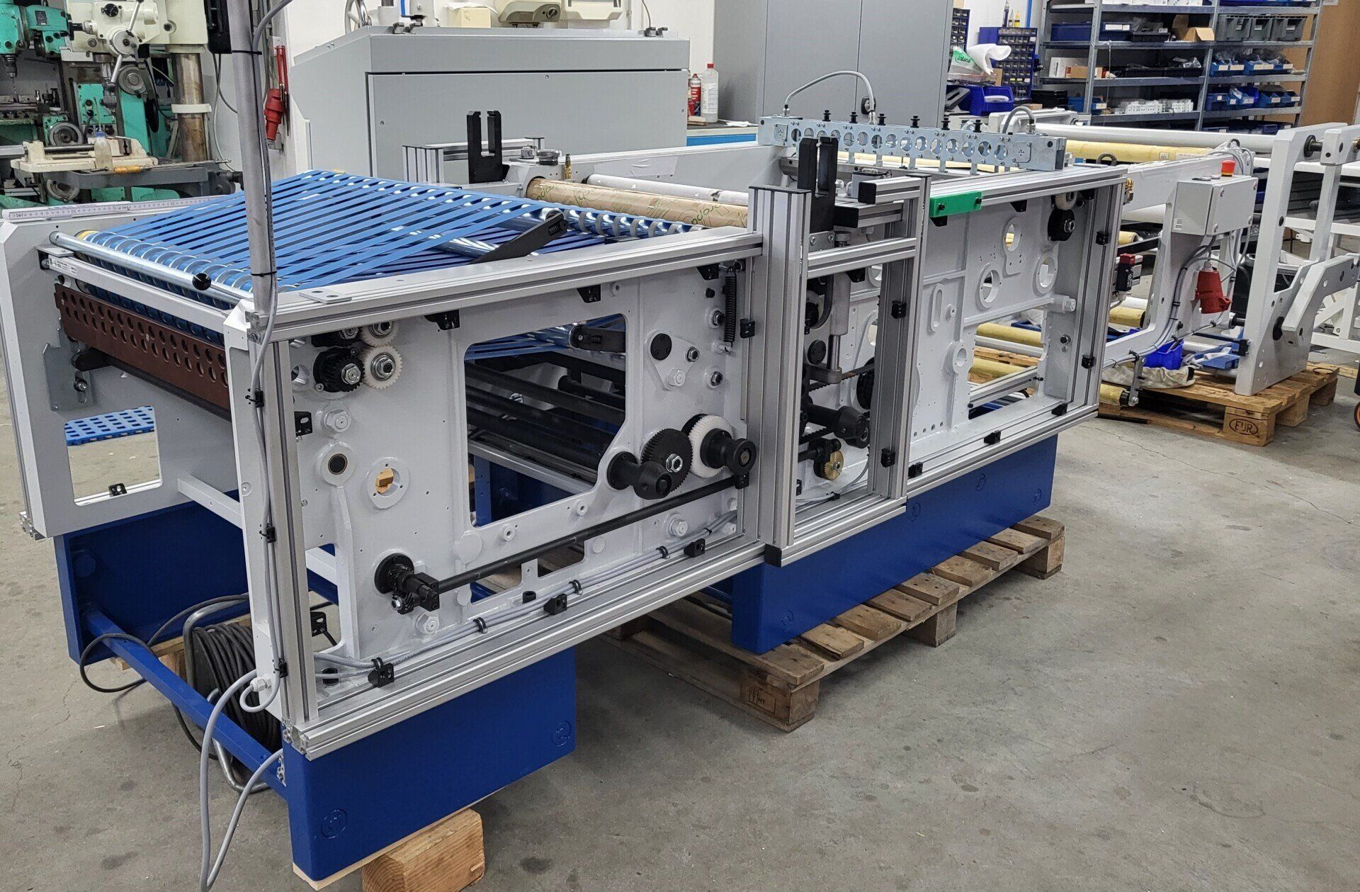 Eine Maschine steht auf einer Holzpalette in einer Fabrik