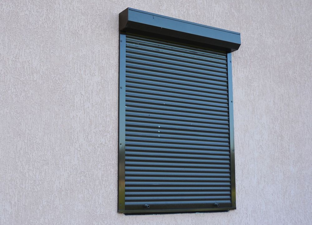 Persiana blu su una parete grigio chiaro