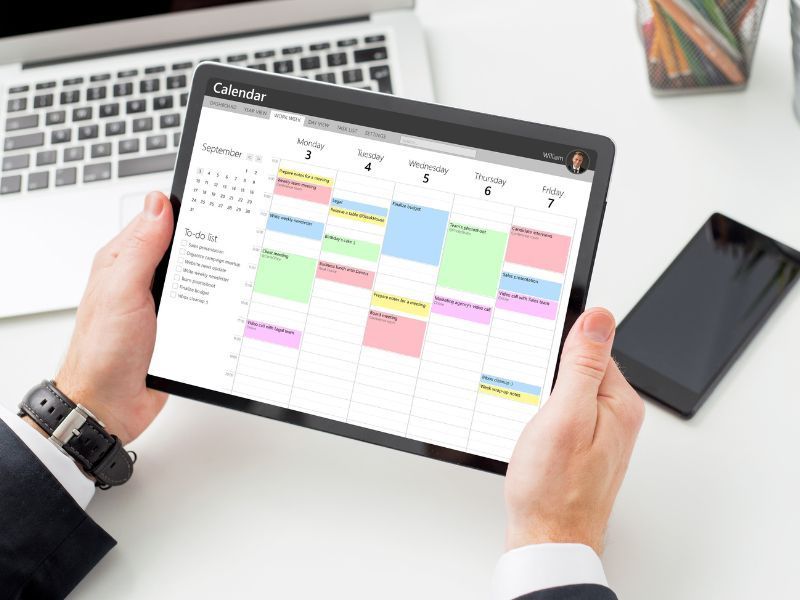 Elektronischer Kalender mit einigen Terminen in verschiedenen Farben markiert