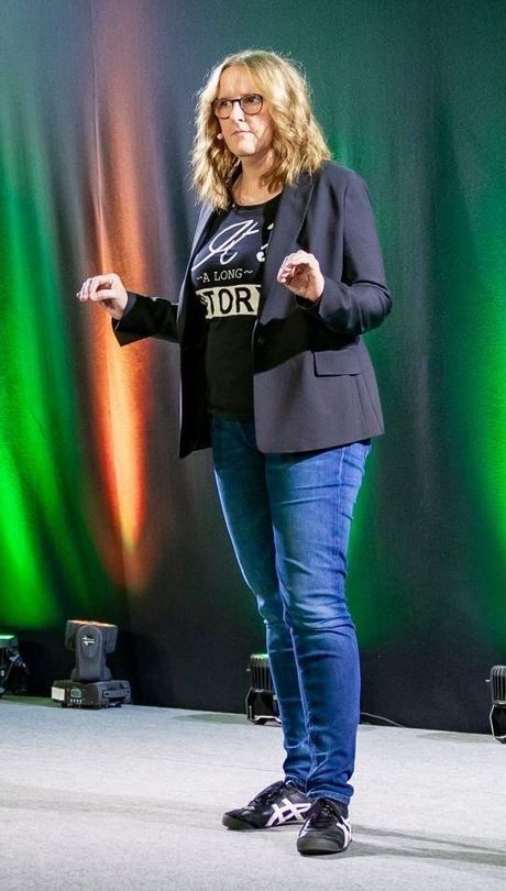 Beate Roos auf der Bühne bei einer Keynote