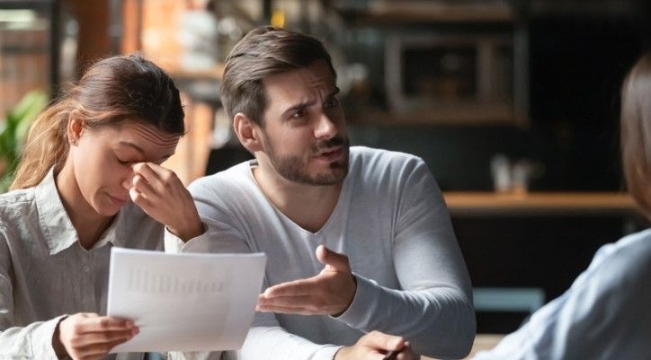 Stock Foto, Mann und Frau in Diskussion mit einer dritten Person