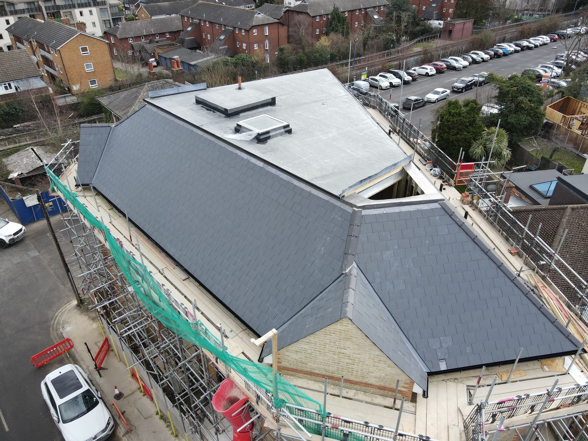 Late roof with large flat roof