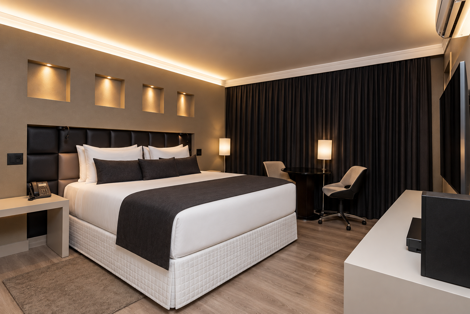 Quarto moderno com cama arrumada, cabeceira de madeira, luminárias pendentes e decoração em tons de bege.
