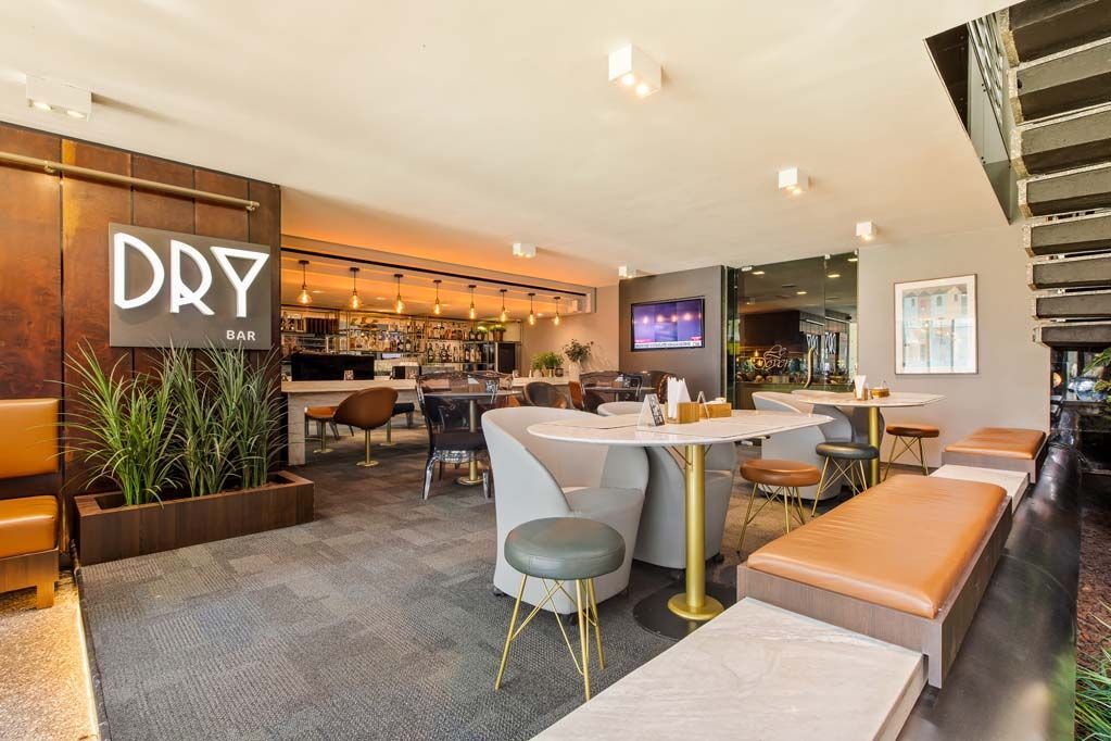 Restaurante lounge moderno com placa