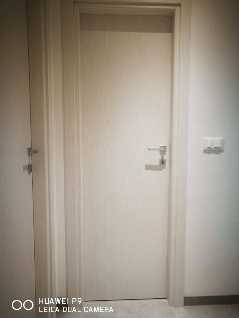 porta interna in legno chiaro